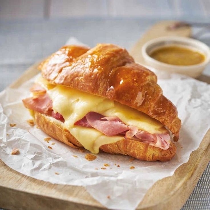 Croissant de Jamón y Queso